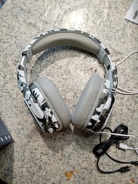 Căști de gaming wireless Ozeino 2.4GHz cu microfon, anularea zgomotului, iluminare RGB, Bluetooth, autonomie 40H+, gri camuflaj 2