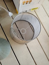 Stolná lampa Lucide RAMZI – Sivý keramický podstavec, textilné tienidlo – Ø 18 cm – E14 — textilný poťah tienidla je poškodený (stav: pozri 2. obrázok) 3