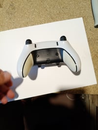 Bezdrôtový ovládač PlayStation DualSense Edge kompatibilný s PS5 a PC, čierno-biely, s vymeniteľnými joystickmi, zadnými tlačidlami a nastaviteľnými spúšťami 5