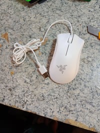 Káblová herná myš Razer DeathAdder Essential (2021), biela, 6400 DPI optický senzor, 5 programovateľných tlačidiel, ergonomický dizajn 2