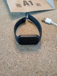 Brățară inteligentă Xiaomi Smart Band 9 Active de culoare neagră, cu monitor cardiac, în stare vizibil uzată 3