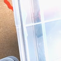 IRIS Ohyama AT-LS Légmentes Műanyag Tárolódoboz Tetővel, 30 L — A tároló doboz teteje sérült a belső müanyagok (állapot: lásd a 2. képet) 2