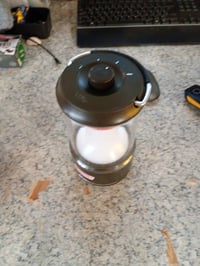Coleman BatteryGuard 800L LED kamperska svjetiljka, na baterije — neispravno, za dijelove: slomljen gumb za uključivanje/potenciometar (stanje: vidi 2. sliku) 3