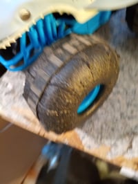 Monster Jam Megalodon Storm távirányítós – USB töltőkábel nélkül — horpadt, sérült elejű, kopott kerekek (állapot: lásd a 2. képet) 4