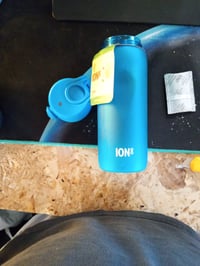 Fľaša na vodu ION8 750 ml, modrá, nepriepustná, otváranie jednou rukou, bez obsahu BPA, vhodná do umývačky riadu — používaná (stav: pozri 2. obrázok) 2