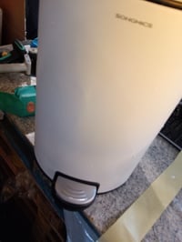 SONGMICS Odpadkový kôš s pedálom, 20 l, okrúhly, oceľový, biely, vyberateľné plastové vedro, kovový pedál, pomalé zatváranie — mierne preliačený (stav: pozri 2. obrázok) 3