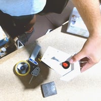 Dizajnové kukučkové hodiny KOOKOO BirdHouse Mini, biele, s funkciou 12 vtáčích zvukov – poškodené, na náhradné diely/opravu (stav: pozri 2. obrázok) 2