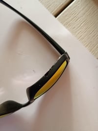 Slnečné okuliare Alpina Kosmic s čiernym matným rámom, zrkadlovými sklami Ceramic Mirror v červenej farbe, nerozbitné, 100% UV ochrana, vhodné na outdoor a každodenné nosenie. 3