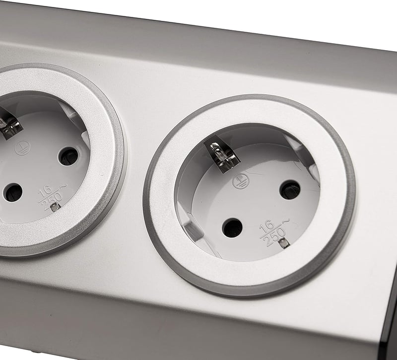 Vorex Rozsdamentes Acél Sarok Konnektor - 4 Schuko Aljzat USB-vel, Ezüst, Öntapadós, 45°-os Szerelés, Konyhai-Irodai Munkalaphoz, 3600W, 230