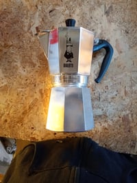 Kávovar Bialetti Moka Express, 9 šálok, 420 ml, hliník, strieborný. Povrch — preliačiny a fľaky (stav: pozri 2. obrázok) 4