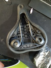 Șa de bicicletă VELMIA CITY, ergonomică, pentru bărbați și — clemă lipsă, urme vizibile de fixare a clemei (stare: vezi poza 2) 2