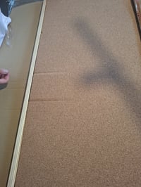 Korková nástenka BoardsPlus s borovicovým rámom, 90x60 cm, 6 — Na zadnej strane je preliačina a vrchná časť sa oddeľuje od rámu (stav: pozri 2. obrázok) 2