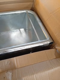 Kerbl téglalap alakú fémvályú kerek csövekkel és leeresztő dugóval, 35 l, tűzihorganyzott, lovaknak és szarvasmarháknak, használt 2