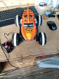 Mașinuță cu telecomandă Hot Wheels Monster Trucks HW Unstoppable Tiger Shark — defectă, pentru piese: nu pornește (stare: vezi a 2-a fotografie) 3