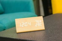 VORRINC Digitális Fa Ébresztőóra - 3 Ébresztés, Hőmérséklet, Páratartalom Kijelzés, 3 Fényerőszint, Háromszög Bambusz Dizájn, USB/Elemes 7