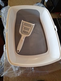 Amazon Basics otvoreni WC za mačke s lopaticom, bijelo/siva, 50,5 x 38 x 20 cm, lako se čisti, za mačke 2