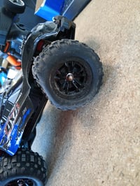 Mașină cu telecomandă PENGBU RC Monster Truck 1/14, off-road, 40 km/h, 4WD — defectă, funcționează parțial: roată dreapta față deteriorată (stare: vezi a 2-a fotografie) 2
