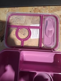 Amathley Bento Box uzsonnás doboz gyerekeknek 1300 ml, 5 rekeszes, szószos tartállyal, lila — törött egy helyen (állapot: lásd a 2. képet) 5