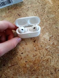 Bezdrôtové slúchadlá Apple AirPods Pro 2 s aktívnym potlačením hluku, režimom priepustnosti, personalizovaným priestorovým zvukom a nabíjaním cez USB-C 2