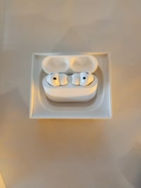 Apple AirPods 4 Bluetooth Fülhallgató Aktív Zajszűréssel, Adaptív Hang, USB-C Töltőtok — fiókhoz rendelve (állapot: lásd a 2. képet) 2