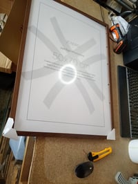 JCNORD MDF fotorámik 50x70 cm vo farbe orech s nerozbitným akrylátovým sklom – Moderný — plexisklo sa odlepilo na jednom rohu (stav: pozri 2. obrázok) 2