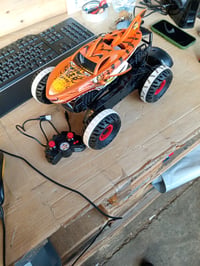 Mașinuță cu telecomandă Hot Wheels Monster Trucks HW Unstoppable Tiger Shark — defectă, pentru piese: nu pornește (stare: vezi a 2-a fotografie) 2