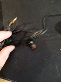 Slúchadlá do uší JBL Tune 110 s mikrofónom a diaľkovým ovládaním, čierne — neúplné: chýba gumený nadstavec na pravej strane (stav: pozri 2. obrázok) 2