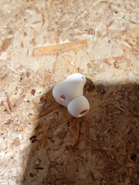 Căști Beats Studio Buds+ True Wireless cu anularea zgomotului — Cască dreapta (piesă de schimb) 2