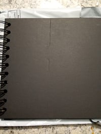 Čierny scrapbook fotoalbum na lepenie DDHHCP, 21,5x15 cm, 30 listov — prasklina na obale (stav: pozri 2. obrázok) 2