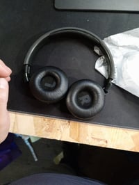 Căști Bluetooth JBL Tune 670NC adaptive — defecte, funcționează parțial: difuzorul drept scoate un zgomot de fond (pârâie), fără cablu de încărcare (stare: vezi imaginea a 2-a) 2