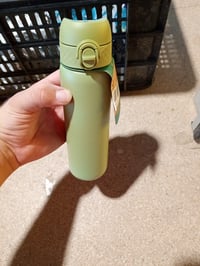 Ocelová fľaša ion8 600 ml, khaki zelená, otváranie jednou rukou, nepriepustná, vhodná do umývačky riadu — dno je preliačené (stav: pozri 2. obrázok) 4
