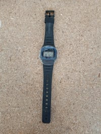 Pánske digitálne náramkové hodinky Casio Collection F-91W-1YEG, vodotesné, s funkciou budíka a chronografu, čierny remienok, používaný stav 2