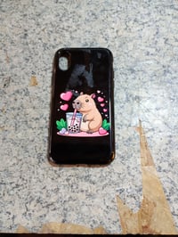 Kryt na iPhone X/XS s motívom kapybary s bubble tea – Roztomilý vzor kapybary s bubble tea — Zvyšky lepidla na produkte (stav: pozri 2. obrázok) 2
