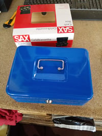 Sax Pénzkazetta 25x18x9 cm kék, érmebetéttel, kulcsos zárral - acél — letört pénztartó műanyagdarab (állapot: lásd a 2. képet) 4