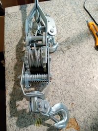 Troliu manual cu cablu de oțel Güde HS 4000 (38351), structură din oțel zincat, clichet cu siguranță dublă și rolă de ghidare, stare folosită 2