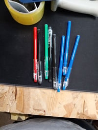 Set pixuri cu gel ștergibile Pilot FriXion Ball Stick, 11 bucăți - 3 albastre, 3 negre, 2 roșii, 2 verzi, vârf mediu, pentru școală — set de 11 bucăți 4