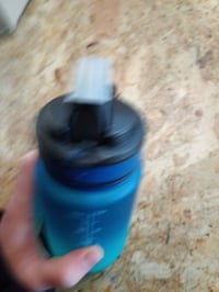 Športová fľaša JAPORIA so slamkou 500 ml, bez BPA, s časovou značkou — chýbajúca a poškodená časť uzáveru (stav: pozri 2. obrázok) 2
