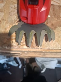 Foarfecă pentru iarbă și gard viu cu acumulator Einhell GC-CG 18 Li-Solo 18V, lățime tăiere iarbă 100 mm, lungime tăiere gard viu 200 mm, fără acumulator și încărcător, sistem Power X-Change 3