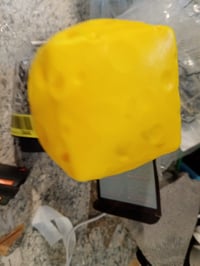 Antistresová loptička v tvare syra TRENDHAUS XXL Squishy 9,5 x 9,5 x 8 cm pre deti — zaprášený, špinavý povrch (stav: pozri 2. obrázok) 2