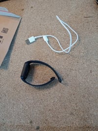 Brățară inteligentă Xiaomi Smart Band 9 Active de culoare neagră, cu monitor cardiac, în stare vizibil uzată 2