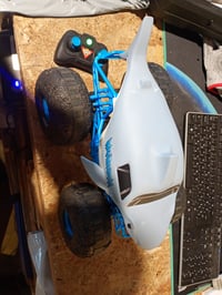 Monster Jam Megalodon Storm távirányítós amfibius — hibás, részben működik: bal oldali kerekek nem forognak (állapot: lásd a 2. képet) 2