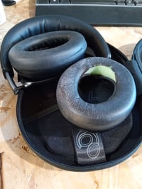 Căști wireless cu anulare a zgomotului Bose QuietComfort Ultra cu sunet spațial — burete vizibil pe cupa stângă (stare: vezi a 2-a imagine) 2