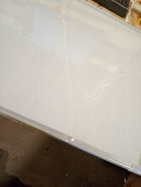 Tablă albă magnetică DOHE 90x60 cm cu ramă din aluminiu, 2 markere, 6 — defectă, funcționează parțial: crăpătură în față și o dungă (stare: vezi imaginea a 2-a) 3