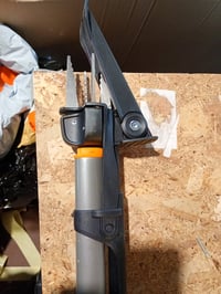 Fiskars Ergonomic vytrhávač buriny s dlhou násadou 1082708, so 4 čeľusťami z nehrdzavejúcej ocele, vyhadzovacím mechanizmom a sklopnou nášľapnou plochou 2