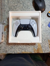 Bezdrôtový ovládač Sony DualSense PS5 — chybný, čiastočne funkčný: Ľavá analógová páčka neustále ťahá doľava (stav: pozri 2. obrázok) 2