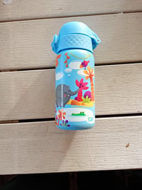 Detská nerezová fľaša na vodu ion8, 400 ml, motív Safari, nepriepustná, otváranie jednou rukou — používaná (stav: pozri 2. obrázok) 2