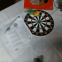 Idena obojstranný závesný terč na šípky s priemerom 29 cm, so 6 šípkami a návodom na hru v zelenej a žltej farbe 2