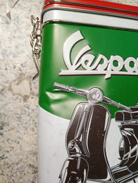Nostalgic-Art Vespa The Italian Classic Retro Kávéstartó Fémdoboz 1,3 l – Enyhén Sérült (Horpadás az Elején) (állapot: lásd a 2. képet) 2