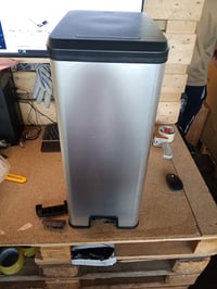 Coș de gunoi cu pedală Curver Slim 40 L, culoare oțel, 42x25x61 cm, închidere silențioasă — defect, funcționează parțial: pedală ruptă (stare: vezi poza a 2-a) 3