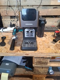 Grundig KSM 5330 Aparat za espresso s ručicom - 1628W, 15 bara, tamni inox, zaslon na dodir, BrewSense, spremnik za vodu 1,1L, spremnik za mlijeko 300 ml, espresso i 2